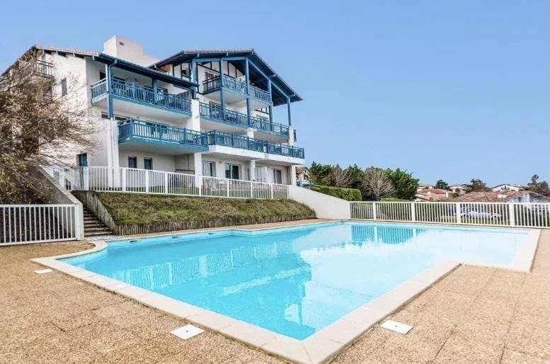 Appartement à vendre avec terrasse, parking et piscine à Guéthary à cinq minutes à pied des plages