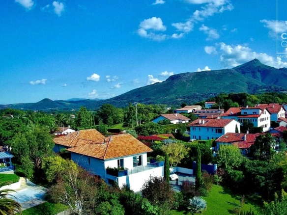 MAISON VENTE URRUGNE 64122 - SURFACE 300M2 - REF 3604 Photo 1